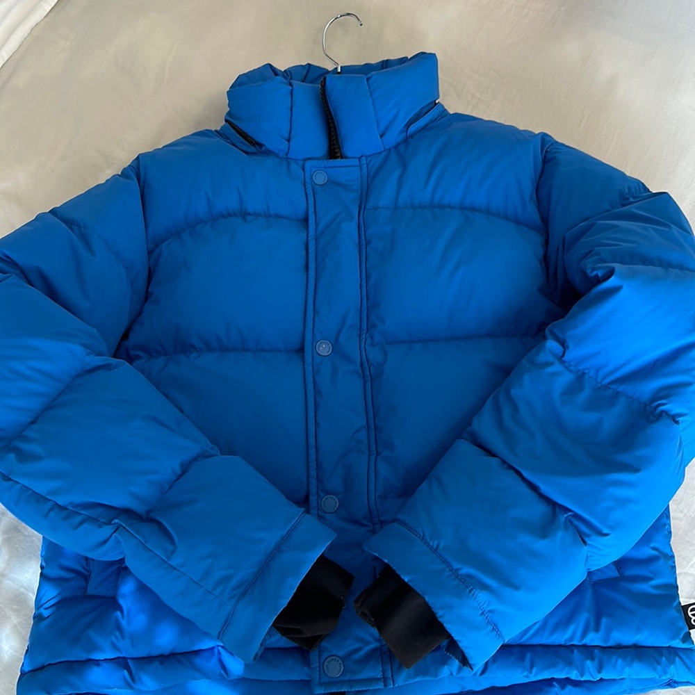 Aritzia Super Puff Shorty size small